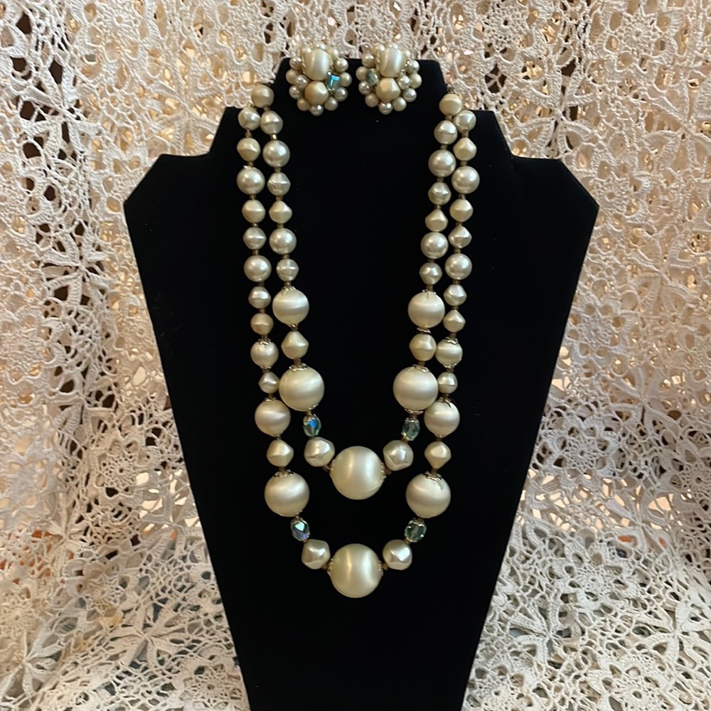 Vintage two tiered pearl and chunky beaded necklace and clip earrings set.